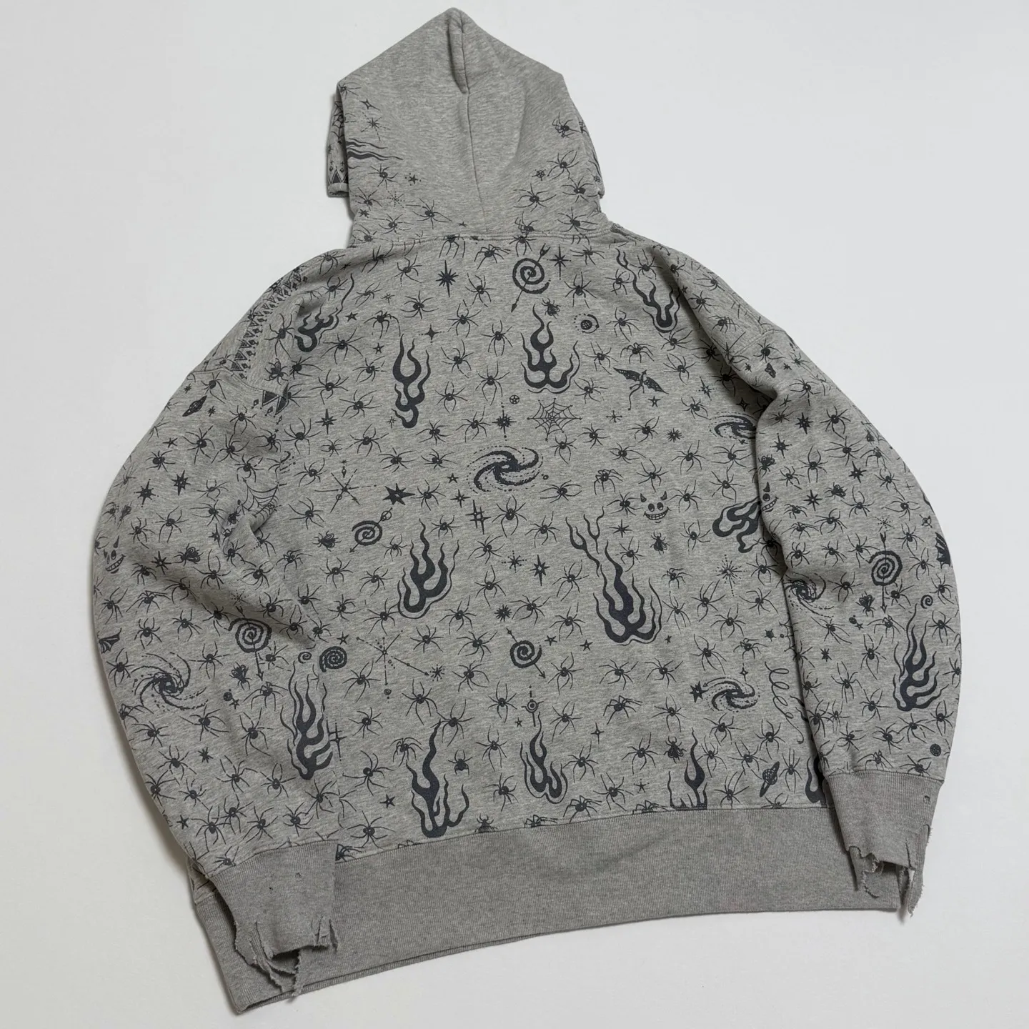 SAINT Mxxxxxx x DR. WOO HOODIE ' Dr.Woo ' /GRY Flame Swirl Spider Web Hoodie Distressed Gray S-XL Custom-woven and dyed nostalgic gray fabric. After printing, the garment is sprayed with potion to cause the fabric to oxidize and fade. A large number of artificial fabric destruction processes are added to make the whole piece of clothing look aged and unique like a work of art. This hoodie is co-branded with a famous tattoo design artist and customized with a full set of Dr.Woo accessories. Bringing you authentic items!